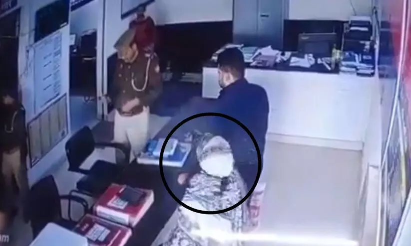 എസ്.ഐ അബദ്ധത്തിൽ വെടിവെച്ചു; യുവതിക്ക് ഗുരുതര പരിക്ക്; അലിഗഢ് പൊലീസ് സ്റ്റേഷനിലെ സി.സി.ടി.വി ദൃശ്യം പുറത്ത് എസ്.ഐ അബദ്ധത്തിൽ വെടിവെച്ചു; യുവതിക്ക് ഗുരുതര പരിക്ക്; അലിഗഢ് പൊലീസ് സ്റ്റേഷനിലെ സി.സി.ടി.വി ദൃശ്യം പുറത്ത്