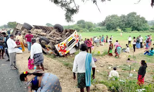 ര​ണ്ടി​ട​ത്ത് വാ​ഹ​നാ​പ​ക​ടം; ആ​റു​പേ​ർ മ​രി​ച്ചു