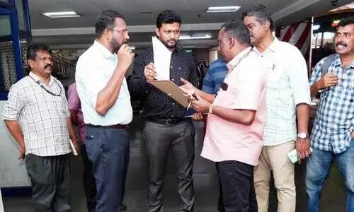 കെ.​എ​സ്.​ആ​ർ.​ടി.​സി ജ​ന​റ​ൽ മാ​നേ​ജ​റാ​യി നി​യ​മി​ത​നാ​യ  എ​സ്.​എ​സ്. സ​രി​ൻ കോ​ഴി​ക്കോ​ട് ബ​സ് സ്റ്റാ​ൻ​ഡ് ടെ​ർ​മി​ന​ൽ  സ​ന്ദ​ർ​ശി​ച്ച​പ്പോ​ൾ