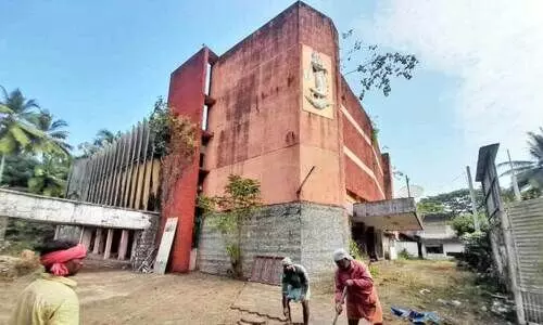 കൃ​ഷ്ണ തി​യ​റ്റ​ർ പൊ​ളി​ച്ചു​നീ​ക്ക​ൽ പ്ര​വൃ​ത്തി​ക്ക്  തു​ട​ക്കം കു​റി​ച്ച​പ്പോ​ൾ