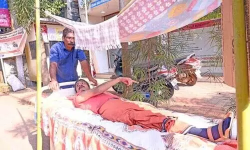 കെ​ട്ടി​ട നി​ർ​മാ​ണം വീ​ടി​ന് അ​പ​ക​ട ഭീ​ഷ​ണി​യാ​ണെ​ന്ന്  ചൂ​ണ്ടി​ക്കാ​ട്ടി യു​വാ​വ് കി​ട​പ്പ് സ​മ​രം ന​ട​ത്തു​ന്നു