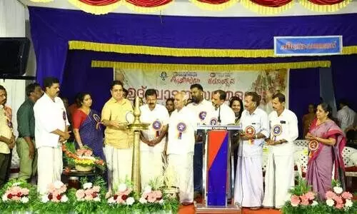 കാ​സ​ർ​കോ​ട് റ​വ​ന്യൂ​ ജി​ല്ല സ്കൂൾ ക​ലോ​ത്സ​വം കാ​റ​ഡു​ക്ക ഗ​വ​ൺ​മെന്റ് ഹ​യ​ർ സെ​ക്ക​ൻ​ഡ​റി സ്കൂ​ളി​ൽ  നി​യ​മ​സ​ഭ സ്പീ​ക്ക​ർ എ.എ​ൻ ഷം​സീ​ർ ഉ​ദ്ഘാ​ട​നംചെ​യ്യു​ന്നു