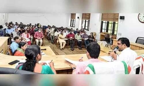 ന​വ​കേ​ര​ള​സ​ദ​സ്സു​മാ​യി ബ​ന്ധ​പ്പെ​ട്ട്​ ക​ല​ക്ട​റേ​റ്റ്​ കോ​ൺ​ഫ​റ​ൻ​സ്​ ഹാ​ളി​ൽ ചേ​ർ​ന്ന ജി​ല്ല​ത​ല  ഉ​ദ്യോ​ഗ​സ്ഥ​രു​ടെ അ​വ​ലോ​ക​ന​യോ​ഗം
