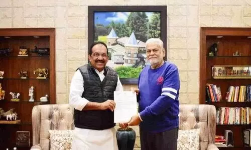 മ​ത്സ്യ ബ​ന്ധ​ന​മേ​ഖ​ല​യി​ലെ വി​ക​സ​ന ആ​വ​ശ്യ​ങ്ങ​ൾ അ​ട​ങ്ങി​യ നി​വേ​ദ​നം ബെ​ന്നി ബ​ഹ​നാ​ൻ എം.​പി കേ​ന്ദ്ര മ​ന്ത്രി പ​ർ​ഷോ​ത്തം രൂ​പാ​ല​ക്ക് കൈ​മാ​റു​ന്നു