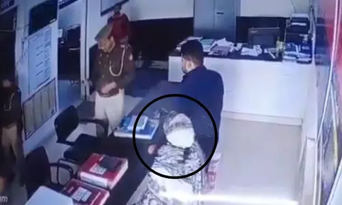 എസ്.ഐ അബദ്ധത്തിൽ വെടിവെച്ചു; യുവതിക്ക് ഗുരുതര പരിക്ക്; അലിഗഢ് പൊലീസ് സ്റ്റേഷനിലെ സി.സി.ടി.വി ദൃശ്യം പുറത്ത്