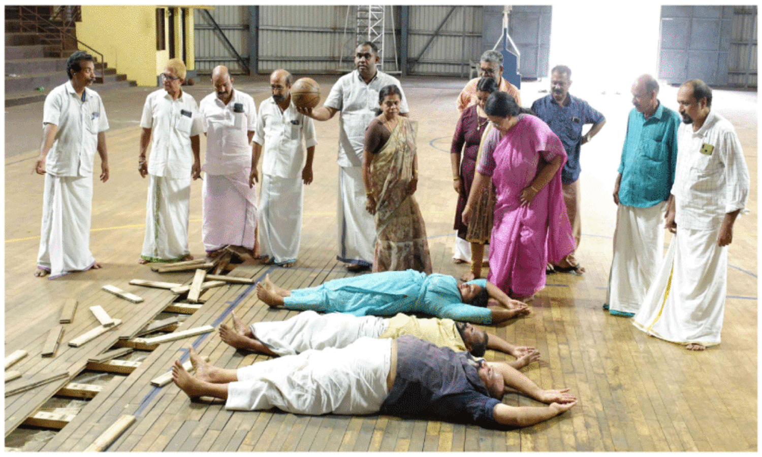 ജ​വ​ഹ​ർ സ്ക്വ​യ​ർ സ്റ്റേ​ഡി​യം നി​ർ​മാ​ണ അ​പാ​ക​ത: ശ​യ​ന​പ്ര​ദ​ക്ഷി​ണ​വു​മാ​യി കോ​ൺ​ഗ്ര​സ് കൗ​ൺ​സി​ല​ർ​മാ​ർ