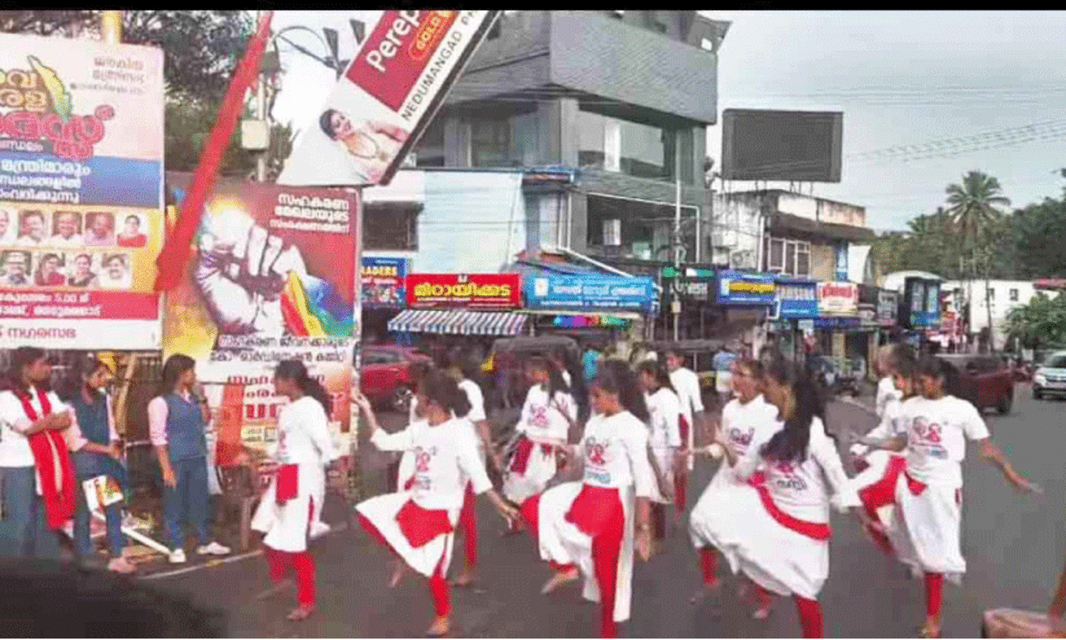 വിദ്യാർഥികളെ നവകേരള സദസ് ജാഥയിൽ പങ്കെടുപ്പിച്ചതായി പരാതി