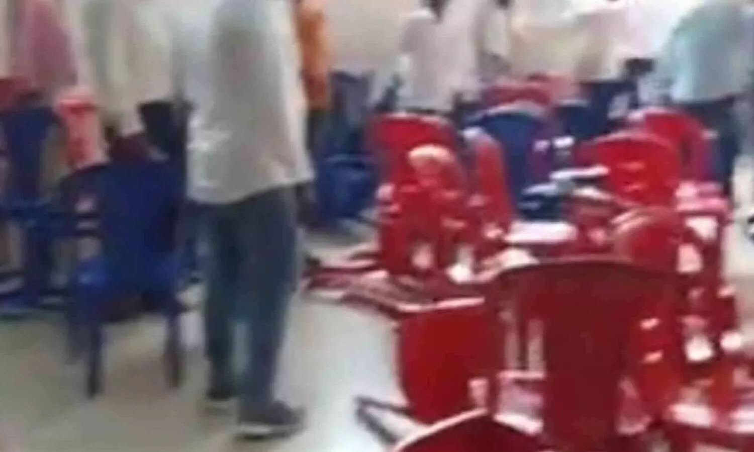 ഹാസനിൽ കോൺഗ്രസ് ലോക്സഭ തെരഞ്ഞെടുപ്പ് ഒരുക്കത്തിന് ‘കസേരയേറോടെ’ തുടക്കം