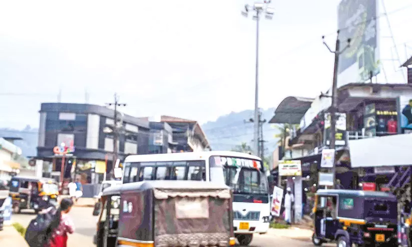 ഹൈ​മാ​സ്റ്റ് ലൈ​റ്റ് നോ​ക്കു​കു​ത്തി