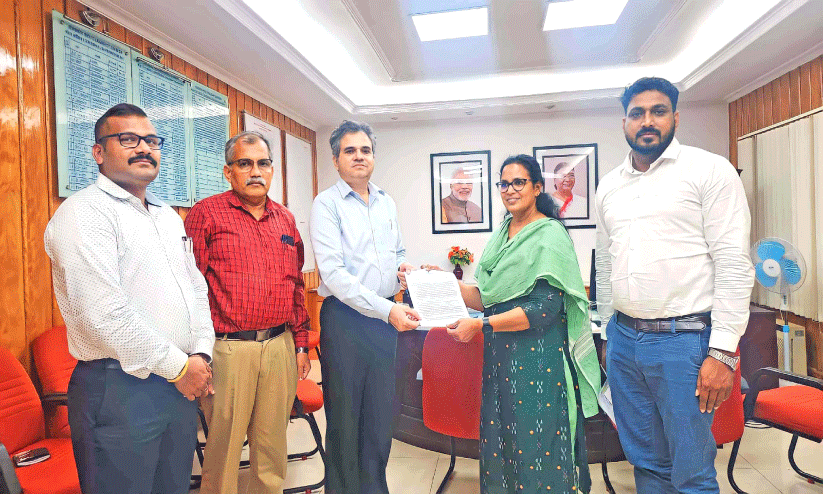 ട്രെയിൻ യാത്രാപ്രശ്നം; എം.എൽ.എ അധികൃതരുമായി ചർച്ച നടത്തി ട്രെയിൻ യാത്രാപ്രശ്നം; എം.എൽ.എ അധികൃതരുമായി ചർച്ച നടത്തി