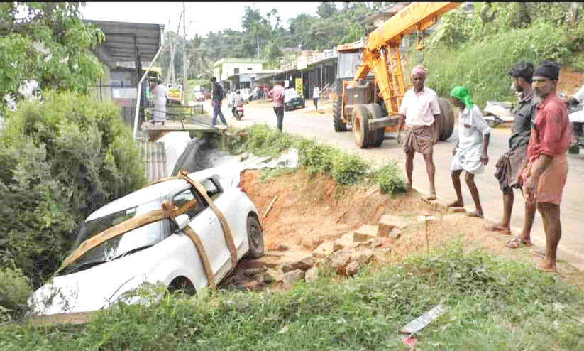 സുരക്ഷ  മതിൽ ഇല്ല; അപകടം പതിവ്