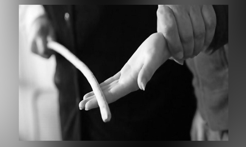 വിദ്യാർഥിനിയുടെ കൈവിരൽ തല്ലിയൊടിച്ചതായി പരാതി