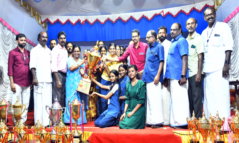 കിരീടം സൗത്തിന് കിരീടം സൗത്തിന്