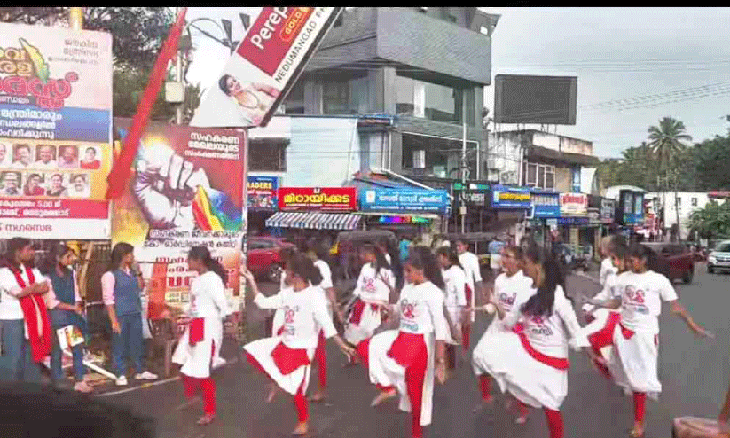 വിദ്യാർഥികളെ നവകേരള സദസ് ജാഥയിൽ പങ്കെടുപ്പിച്ചതായി പരാതി