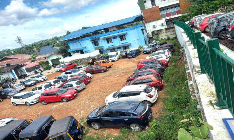 പു​ന​ലൂ​ർ താ​ലൂ​ക്ക് ആ​ശു​പ​ത്രിയിലെ പാ​ർ​ക്കി​ങ്​; നി​ർ​മാ​ണം നി​ല​ച്ചു