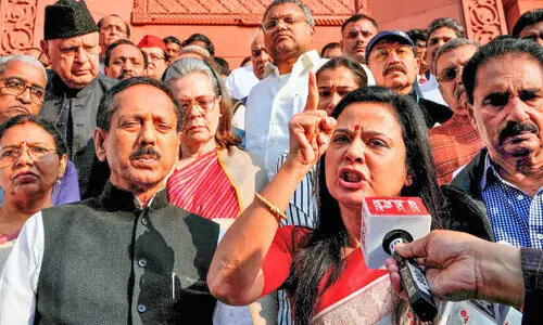 ചോ​ദ്യ​ക്കോ​ഴ പ​രാ​തി ആ​യു​ധ​മാ​ക്കി;  മഹുവയെ പുറത്താക്കി