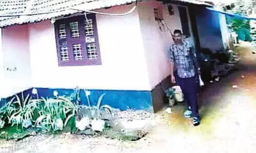 ചേ​ലേ​മ്പ്ര കു​റ്റി​പ്പ​റ​മ്പി​ൽ പ​ട്ടാ​പ്പ​ക​ൽ മോ​ഷ​ണം: ഏ​ഴ​ര പ​വ​ൻ സ്വ​ർ​ണാ​ഭ​ര​ണം നഷ്ടമായി