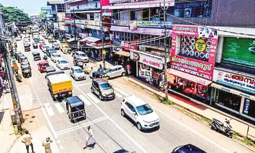 വേ​ങ്ങ​ര ടൗ​ൺ;അ​ന​ധി​കൃ​ത ഓ​ട്ടോ പാ​ർ​ക്കി​ങ്ങി​നും വ​ഴി​യോ​ര ക​ച്ച​വ​ട​ത്തി​നും പൂ​ട്ട്