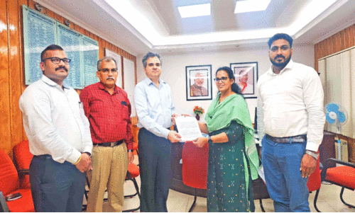 ട്രെയിൻ യാത്രാപ്രശ്നം; എം.എൽ.എ അധികൃതരുമായി ചർച്ച നടത്തി ട്രെയിൻ യാത്രാപ്രശ്നം; എം.എൽ.എ അധികൃതരുമായി ചർച്ച നടത്തി