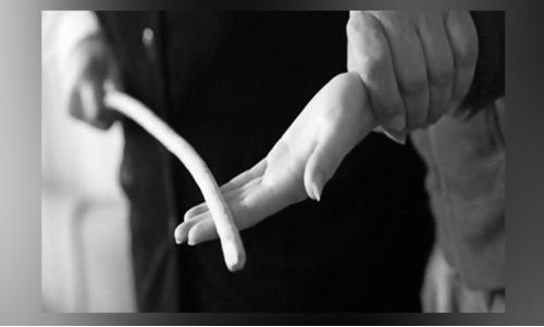 വിദ്യാർഥിനിയുടെ കൈവിരൽ തല്ലിയൊടിച്ചതായി പരാതി