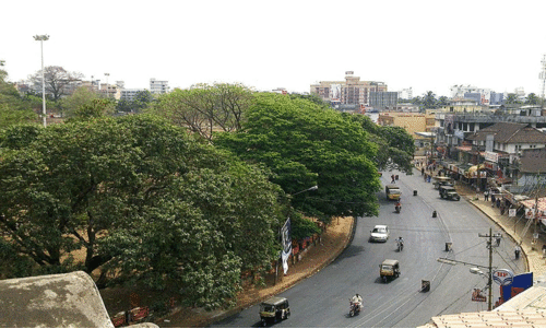 സ്വ​രാ​ജ് റൗ​ണ്ടി​ല്‍ വ്യാ​പ​ക​മാ​യി ബോ​ർ​ഡു​ം ബാ​ന​റു​ം വെ​ക്കാ​നാ​വി​ല്ല