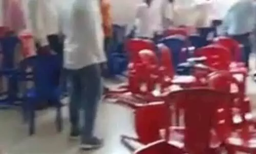 ഹാസനിൽ കോൺഗ്രസ് ലോക്സഭ തെരഞ്ഞെടുപ്പ് ഒരുക്കത്തിന് ‘കസേരയേറോടെ’ തുടക്കം