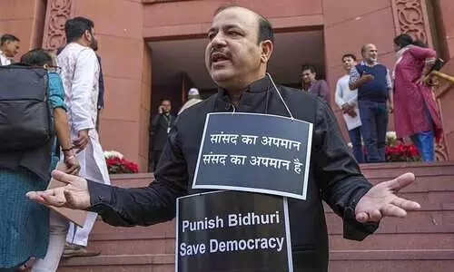 പ്രതിപക്ഷ പാർട്ടികൾ ഡാനിഷിന് പിന്നിൽ; സ്വന്തം പാർട്ടി വക സസ്പെൻഷൻ!