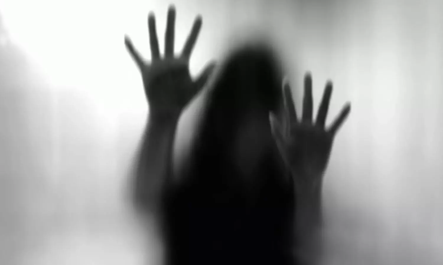 ഭൂമി എഴുതി നൽകാൻ തയാറായില്ല; ഉടമയായ യുവതിയുടെ സ്തനങ്ങൾ അറുത്തുമാറ്റി; പ്രതികൾ ഒളിവിൽ