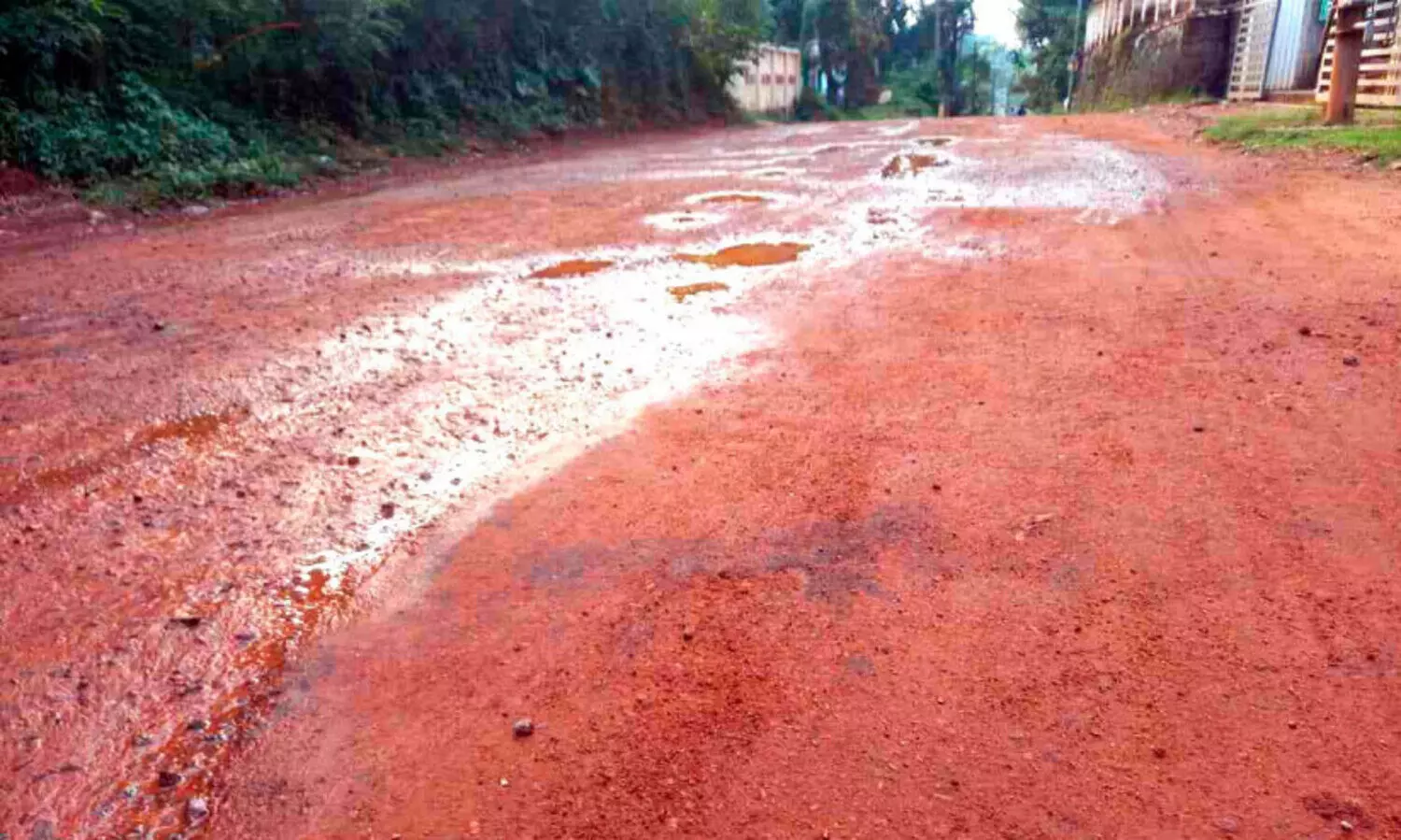 നടുക്കുന്ന്-എനാത്ത് റോഡ്;  നിര്‍മാണപ്രവര്‍ത്തനം പാതിവഴിയില്‍ നിലച്ചു