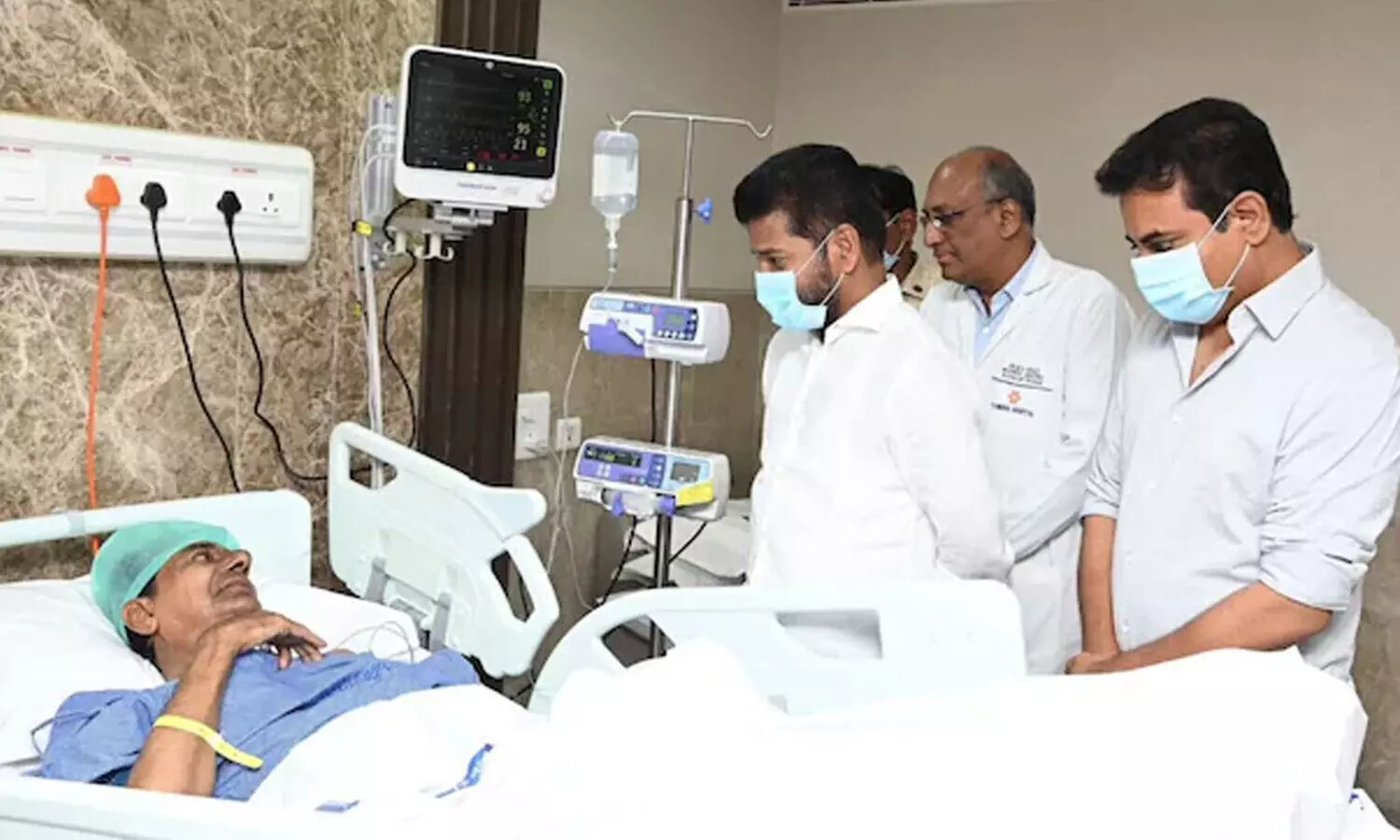കെ.സി.ആറിനെ ആശുപത്രിയിൽ സന്ദർശിച്ച് തെലങ്കാന മുഖ്യമന്ത്രി രേവന്ത് റെഡ്ഡി