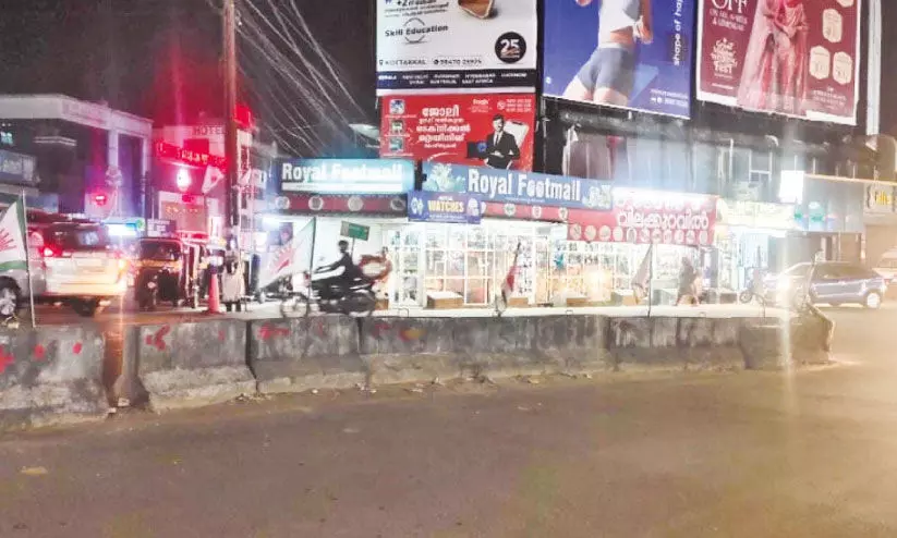 അ​പ​ക​ട​ത്തി​ല്‍ വി​ല്ല​നാ​യ​ത് ഡി​വൈ​ഡ​ര്‍; ദു​ര​ന്തം വി​ളി​ച്ചു​വ​രു​ത്തി അ​ധി​കൃ​ത​ര്‍