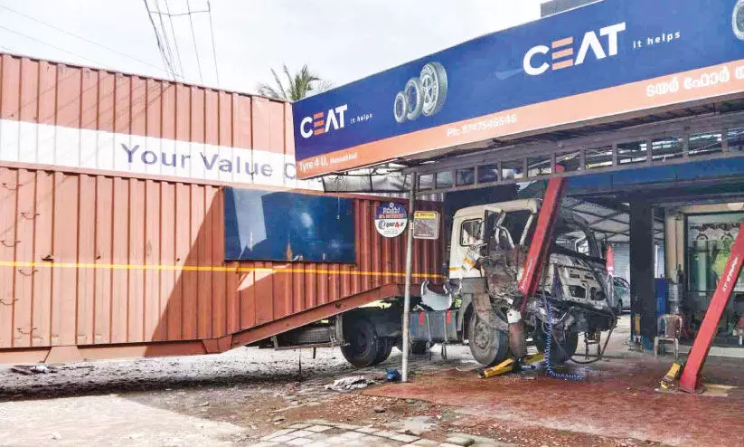 കണ്ടയ്നർ ലോറി കടയിലേക്ക് ഇടിച്ചു കയറി