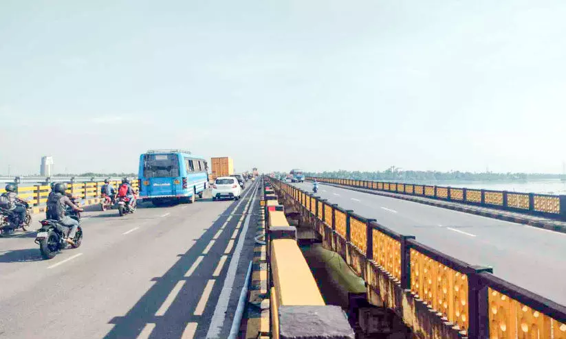 അരൂർ-കുമ്പളം റോഡിലെ പാലങ്ങൾ ഇരുട്ടിൽ