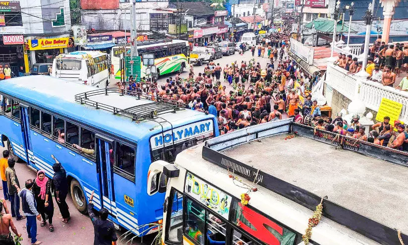 തീർഥാടകരുടെ തിരക്ക്; ഗതാഗതക്കുരുക്കിൽ എരുമേലി