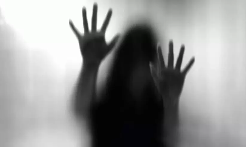 ഭൂമി എഴുതി നൽകാൻ തയാറായില്ല; ഉടമയായ യുവതിയുടെ സ്തനങ്ങൾ അറുത്തുമാറ്റി; പ്രതികൾ ഒളിവിൽ