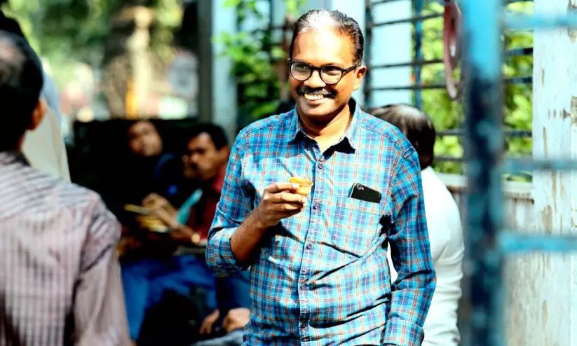 മലയാള വിഭാഗം ജൂറി ചെയർമാന്‍റെയും ക്യുറേറ്ററുടെയും യോഗ്യത എന്ത്?