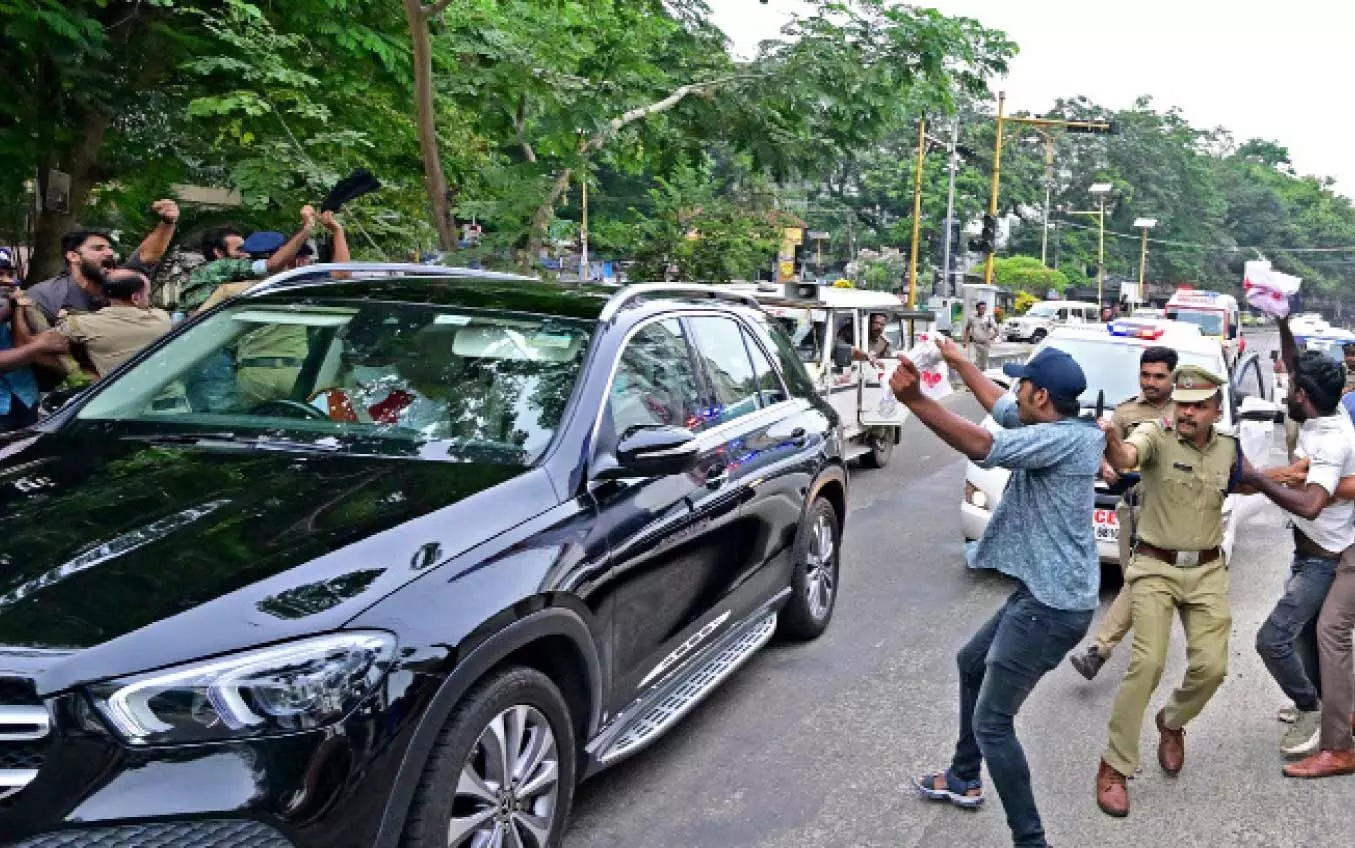 ഗവർണർക്ക്​ എസ്​.എഫ്​.ഐയുടെ കരി​ങ്കൊടി