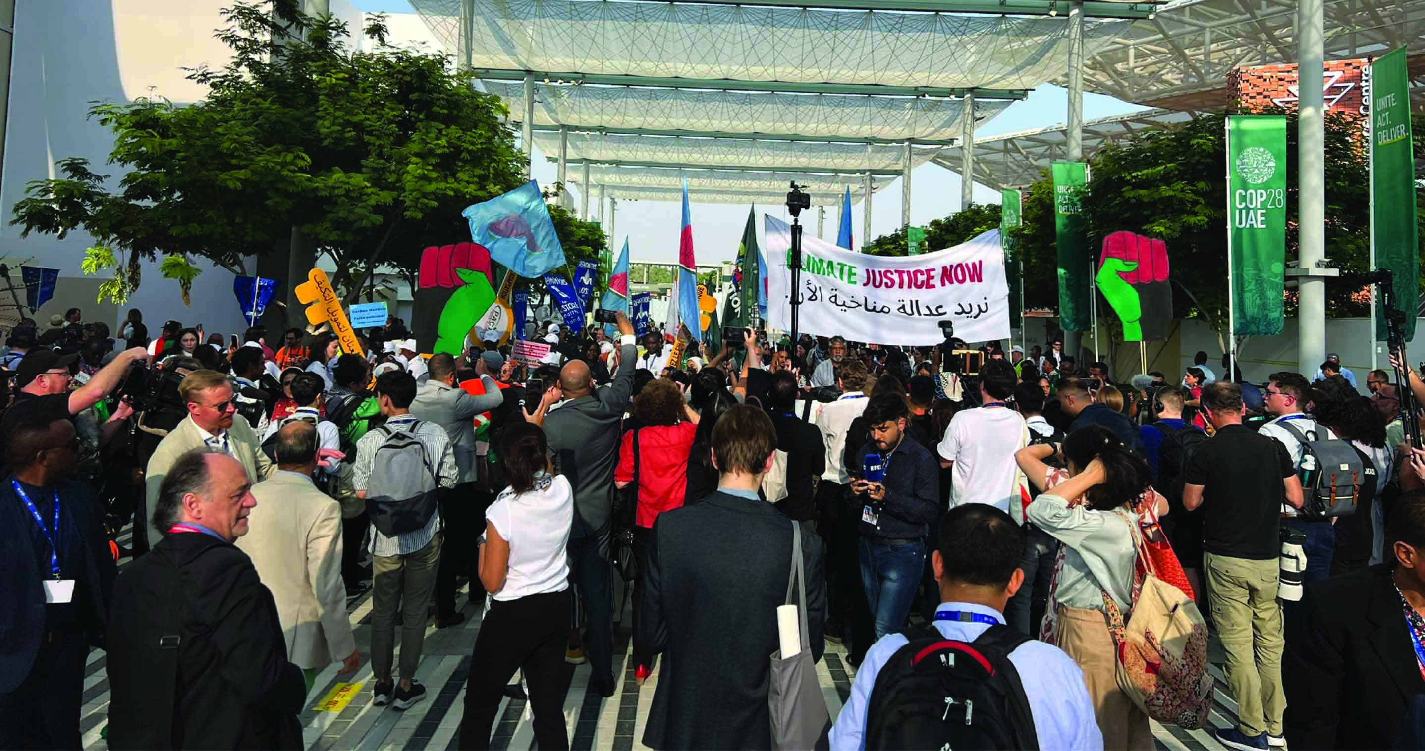 വെ​ടി​നി​ർ​ത്ത​ൽ ആ​വ​ശ്യ​പ്പെ​ട്ട്​ പ്ര​തി​ഷേ​ധം: കോ​പ്​ വേ​ദി​യി​ൽ വീ​ണ്ടും ഗ​സ്സ