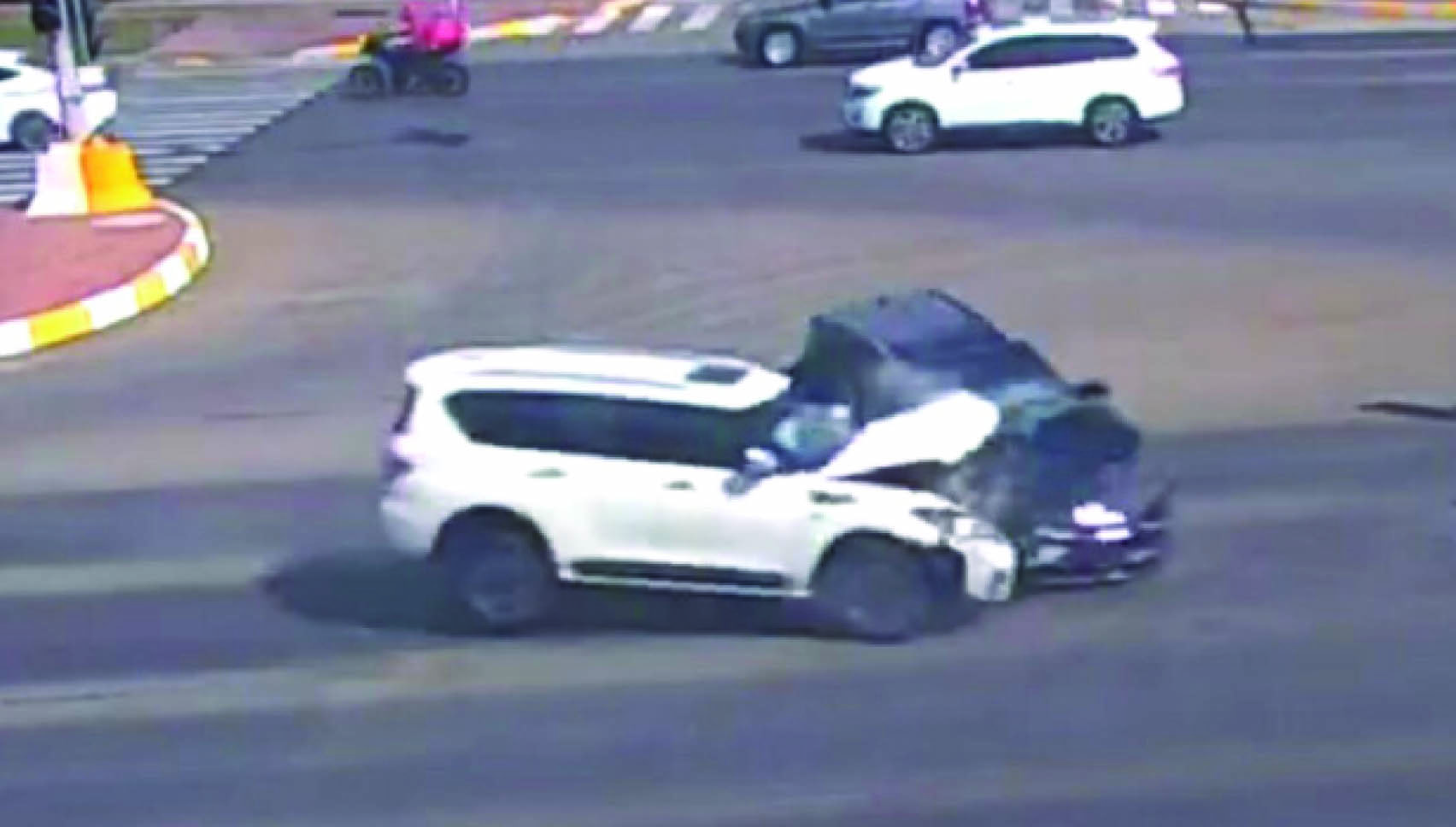 നി​യ​മ​ലം​ഘ​നം; അ​പ​ക​ട വി​ഡി​യോ പ​ങ്കു​വെ​ച്ച്​ അ​ബൂ​ദ​ബി പൊ​ലീ​സ്