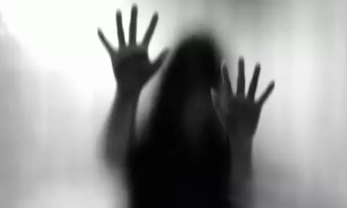 ഭൂമി എഴുതി നൽകാൻ തയാറായില്ല; ഉടമയായ യുവതിയുടെ സ്തനങ്ങൾ അറുത്തുമാറ്റി; പ്രതികൾ ഒളിവിൽ