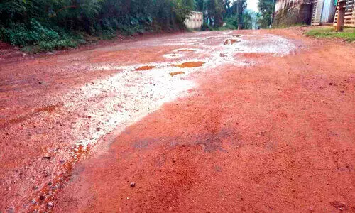 നടുക്കുന്ന്-എനാത്ത് റോഡ്;  നിര്‍മാണപ്രവര്‍ത്തനം പാതിവഴിയില്‍ നിലച്ചു