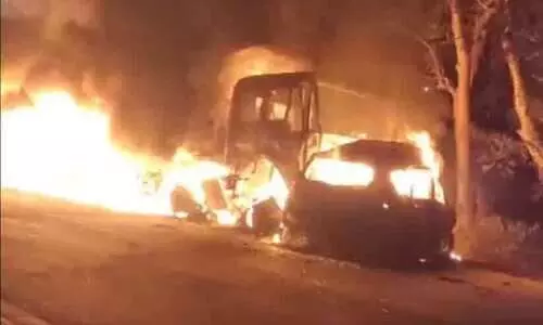 യു.പി ഹൈവേയിൽ കാർ ട്രക്കുമായി കൂട്ടിയിടിച്ച് തീപ്പിടിച്ചു; ഒരു കുട്ടിയടക്കം എട്ട് പേർ വെന്തുമരിച്ചു