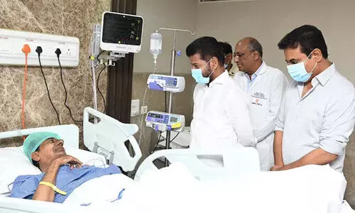 കെ.സി.ആറിനെ ആശുപത്രിയിൽ സന്ദർശിച്ച് തെലങ്കാന മുഖ്യമന്ത്രി രേവന്ത് റെഡ്ഡി