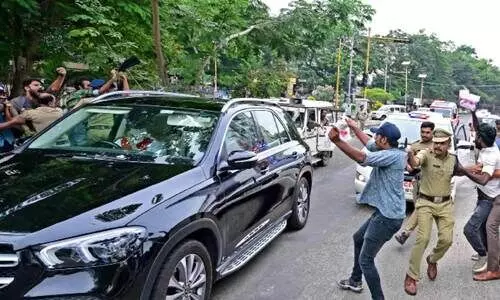 ഗവർണർക്ക്​ എസ്​.എഫ്​.ഐയുടെ കരി​ങ്കൊടി