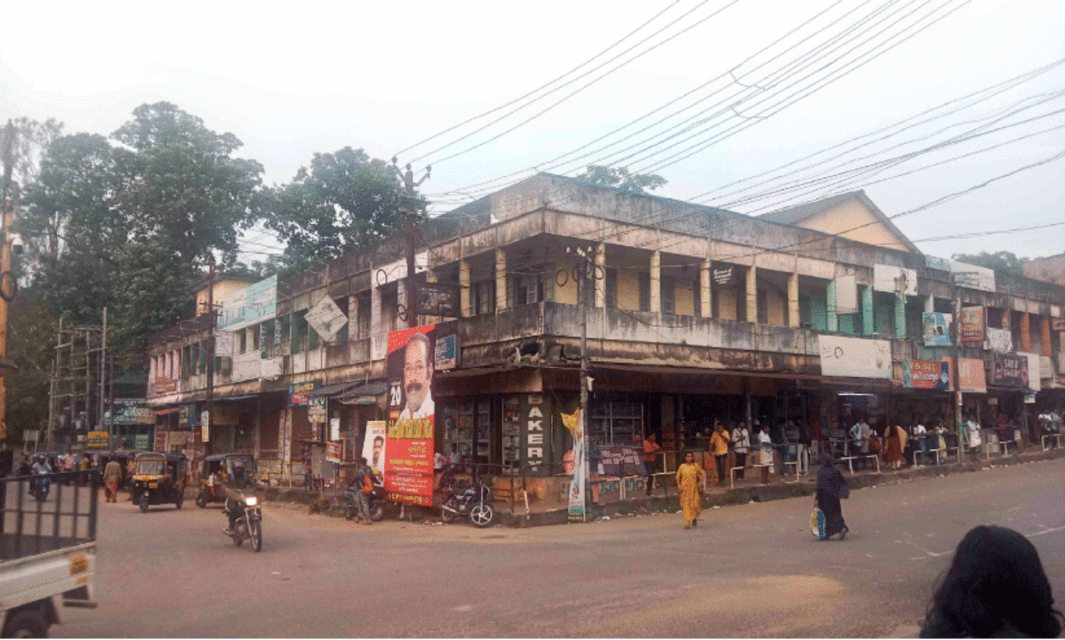 പൊളിക്കാൻ തീരുമാനിച്ച ഷോപ്പിങ്​ കോംപ്ലക്സിൽനിന്ന് ​ഒഴിയാതെ കച്ചവടക്കാർ
