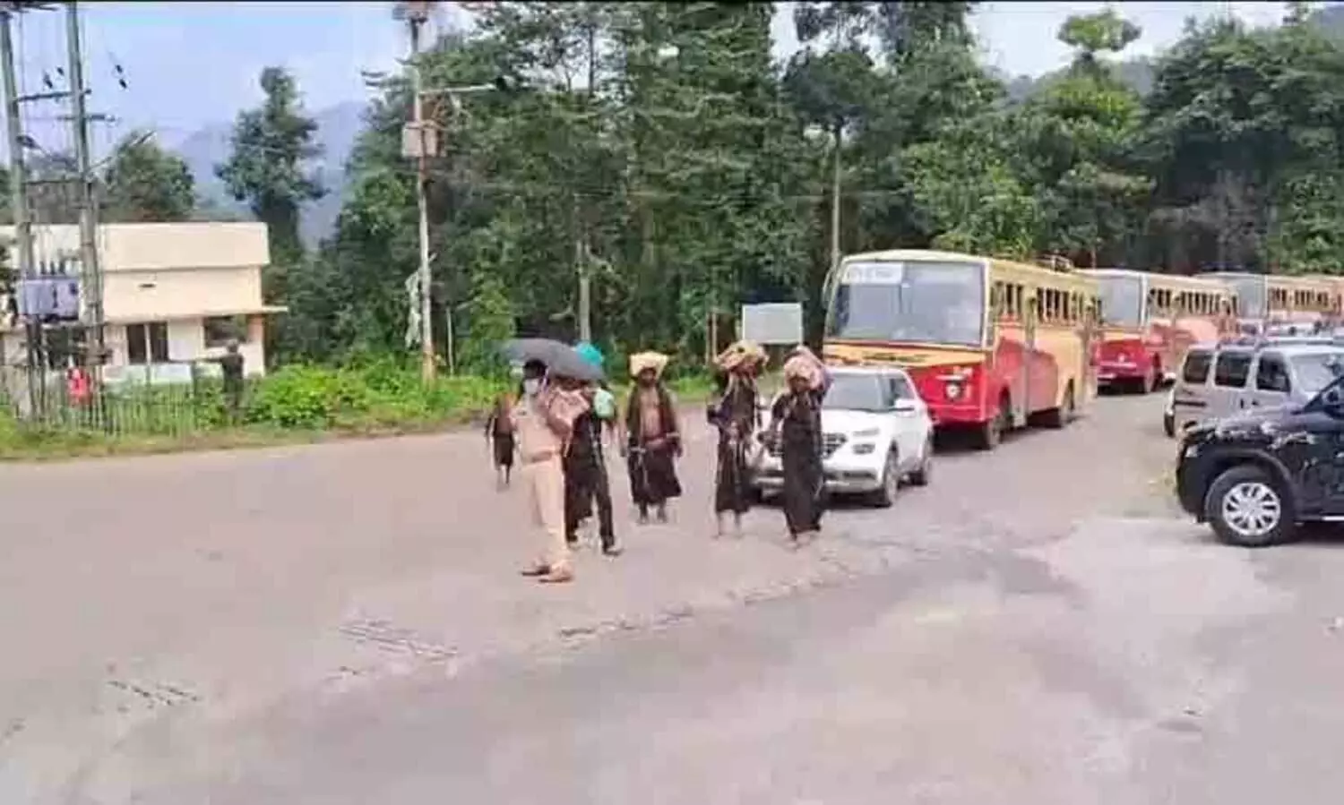 ശബരിമലയിൽ വാഹനങ്ങൾ മണിക്കൂറുകൾ റോഡിൽ പിടിച്ചിടുന്നത് തീർത്ഥാടകർക്ക് ദുരിതമാകുന്നു