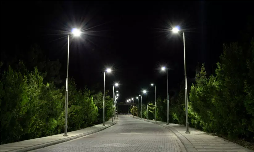 പൊന്മളയിലെ തെരുവുവിളക്ക് മാറ്റിസ്ഥാപിക്കൽ പ​ണം ന​ൽ​കി​യി​ല്ല; ക​രാ​റു​കാ​ര​ൻ പ​ണി നി​ർ​ത്തി​വെ​ച്ചു