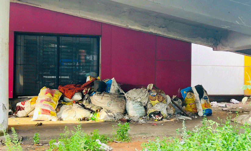 കെ.എസ്.ആർ.ടി.സി സ്റ്റാൻഡിനു മുന്നിലെ മാലിന്യം കെ.എസ്.ആർ.ടി.സി സ്റ്റാൻഡിനു മുന്നിലെ മാലിന്യം