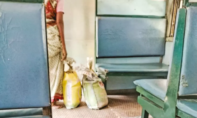 കേരളത്തിലേക്ക് ട്രെയിനിൽ അരി കടത്ത് സജീവം കേരളത്തിലേക്ക് ട്രെയിനിൽ അരി കടത്ത് സജീവം