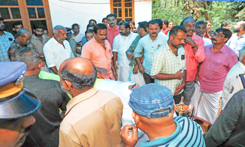 കർഷകനെ കടുവ കൊന്ന സംഭവം; നാ​ട​കീ​യ രം​ഗ​ങ്ങ​ൾ​ക്ക് സാ​ക്ഷ്യം വ​ഹി​ച്ച് മോ​ർ​ച്ച​റി പ​രി​സ​രം